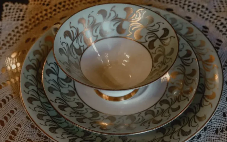Sygnatury na porcelanie: jak rozpoznać wytwórnię i wiek naczynia