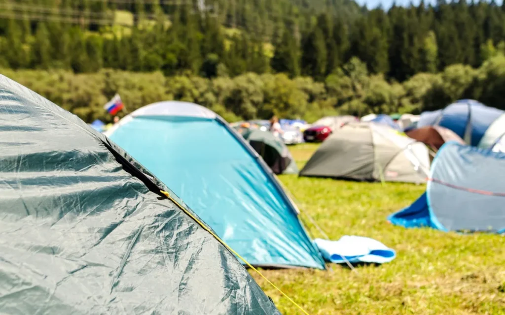 Festiwal muzyczny z namiotem: przewodnik pakowania dla debiutantów