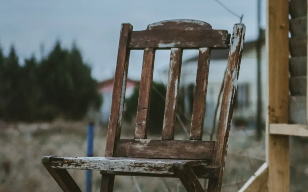 Mój pierwszy odnowiony mebel rozpadł się pode mną przy obiedzie