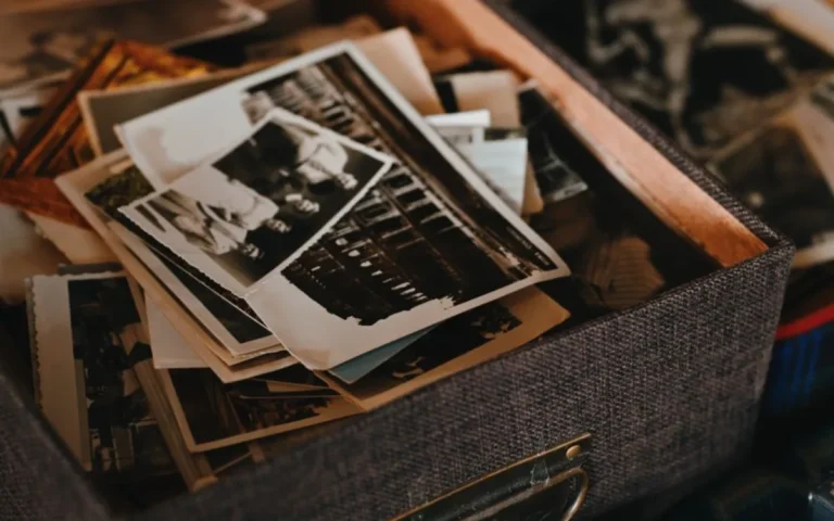 Stare fotografie z szuflady: jak je datować i czego szukać na rewersie